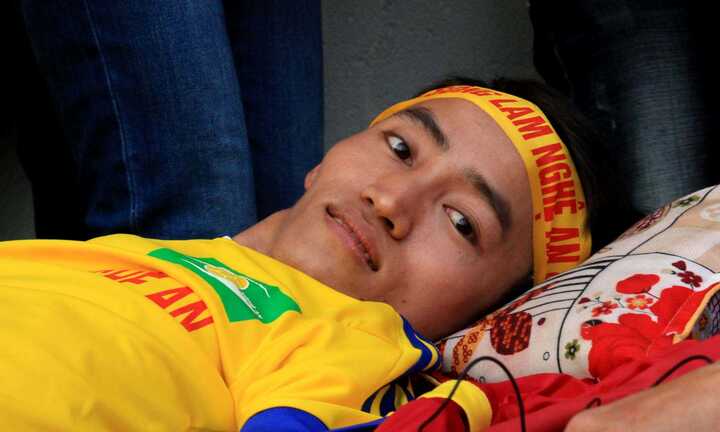 Rơi nước mắt hình ảnh CĐV tật nguyền vượt ngàn cây số cổ vũ SLNA