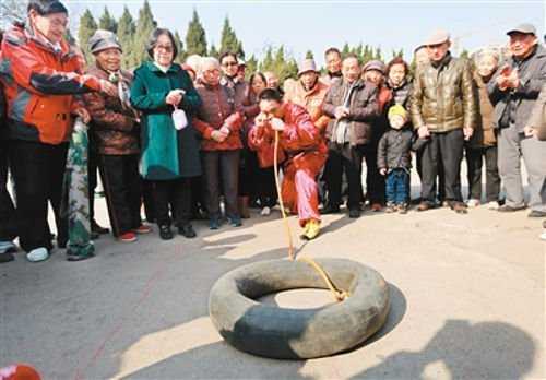 Người đàn ông mang 'lá phổi thép', có thể dùng mũi bơm lốp ô tô