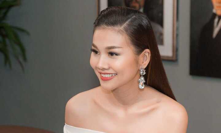 Ngưỡng mộ vẻ đẹp rạng rỡ của Thanh Hằng dù phải làm việc liên tục