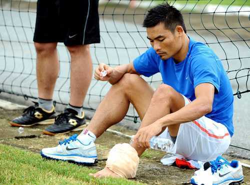 Cầu thủ đội Công Vinh ăn mừng kiểu thách thức khán giả