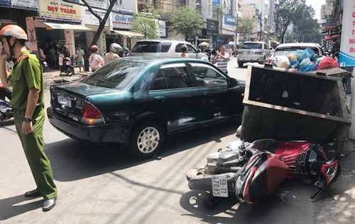 Video: Xe biển xanh truy đuổi, ép ngã hai tên cướp ở TP.HCM