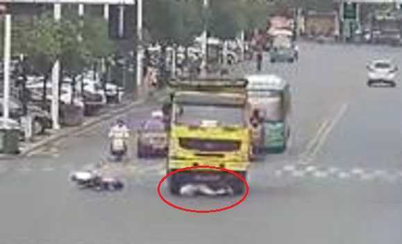 Clip: Bị 'nuốt chửng' dưới gầm xe tải, người đi xe máy sống sót kỳ diệu