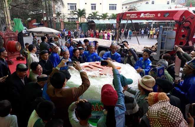 Ngư dân Sầm Sơn dâng bánh giầy 2 tấn lên thần Độc Cước