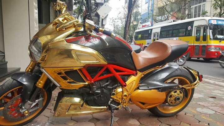 Siêu xe Ducati Diavel mạ vàng 'long lanh' dạo phố Hà Nội