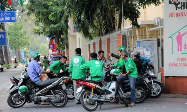 Tài xế Grabbike bị đâm gục trên phố: Bắt 3 người đàn ông hành nghề xe ôm