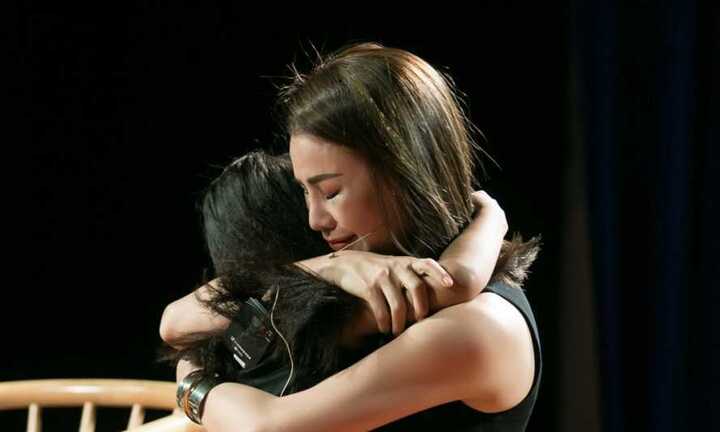 Trà Ngọc Hằng cùng cháu gái lấy nước mắt của hơn 200 khán giả