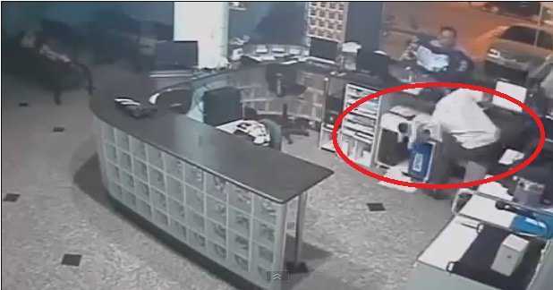 Bố lỡ tay đánh rơi con, nhân viên bệnh viện đỡ nhanh ngoạn mục