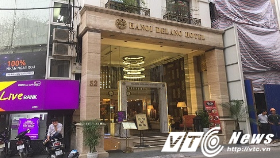 Cận cảnh những căn nhà 'nuốt' trọn vỉa hè ở Thủ đô