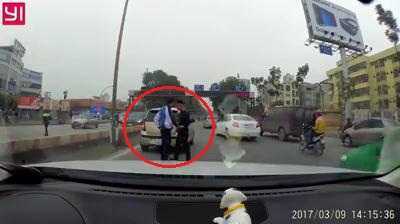 Clip: 2 tài xế bắt tay 'chào thân ái' sau va chạm giao thông khiến dân mạng ngỡ ngàng