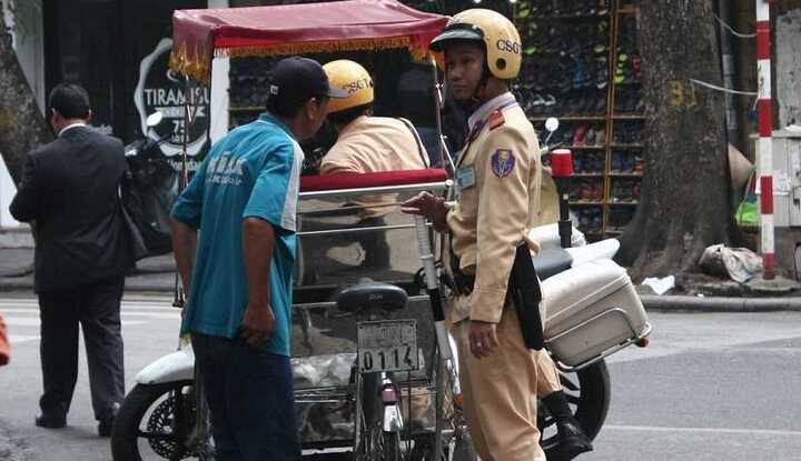 Hà Nội dẹp 'cướp' vỉa hè: Cái kết 'đắng' của tài xế xích lô dừng xe hút thuốc lào