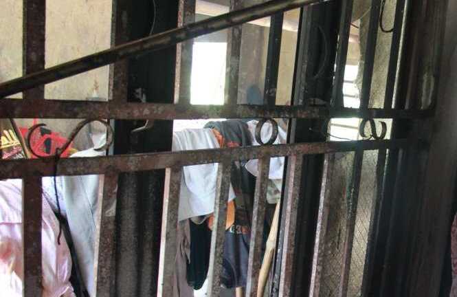 Nghi án vợ xích chân chồng vào cửa sổ, tẩm xăng đốt rồi tự tử