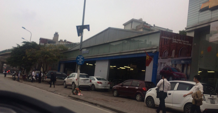 Showroom ô tô vẫn ngang nhiên chiếm dụng vỉa hè