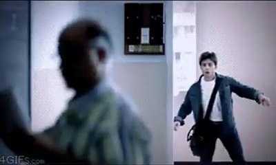 Clip: Sinh viên láu cá dùng 'tuyệt chiêu' để được giáo viên cho vào lớp dù đi học muộn