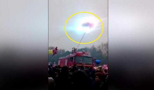 Clip: Chùm bóng bay mắc vào dây điện cao thế, nổ kinh hoàng