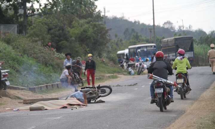 Ngã xuống đường, thầy giáo bị xe khách cán chết tại chỗ