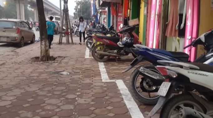 Vạch phân chia 'uốn lượn' trên vỉa hè Hà Nội gây xôn xao: Đại diện quận lý giải