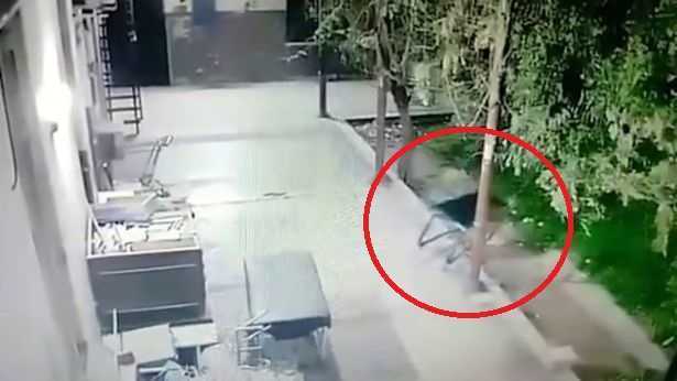 Xe đẩy tự di chuyển như 'ma ám' trong bệnh viện