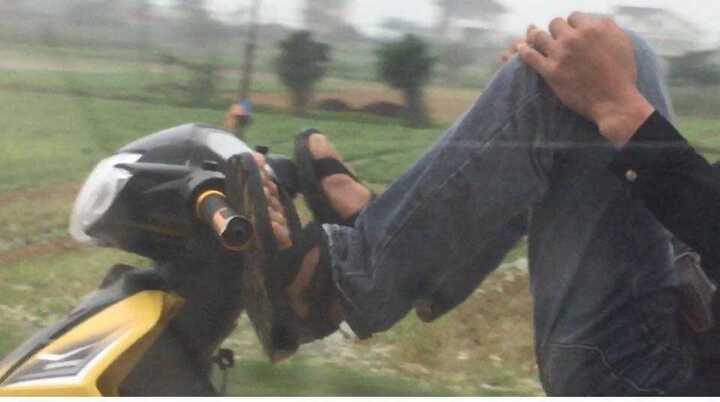 Clip: Nhóm thanh niên đầu trần, lái xe máy bằng chân, đánh võng trước đầu ôtô