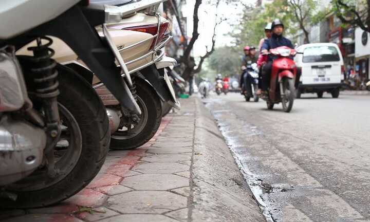 Hà Nội xóa bỏ vạch sơn chia vỉa hè còn 30 cm cho người đi bộ