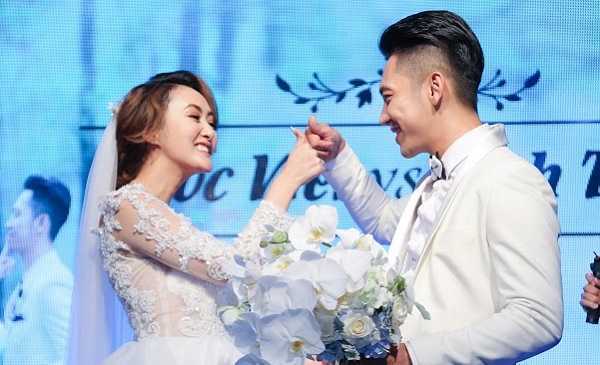 Mai Quốc Việt và vợ hành động đáng yêu trong lễ cưới