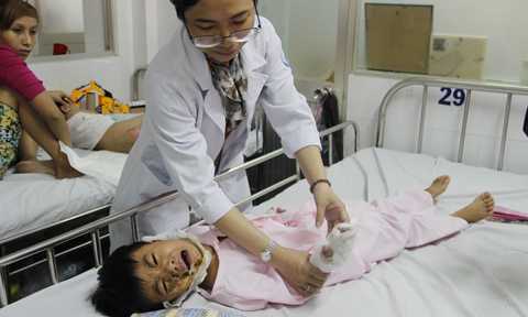 Xót xa bé trai 5 tuổi bị điện giật, phải cắt bỏ gần hết 10 đầu ngón tay