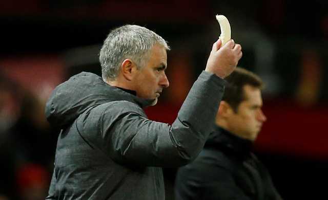 Dân mạng sốc trước cảnh Mourinho bóc chuối cho học trò ăn