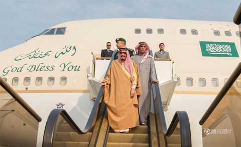 Choáng ngợp hình ảnh thang máy mạ vàng của vua Ả Rập Xê Út