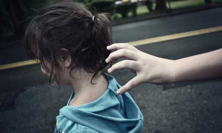 Tiến sĩ tâm lý chỉ rõ 9 sai lầm bố mẹ đẩy con vào vòng nguy hiểm
