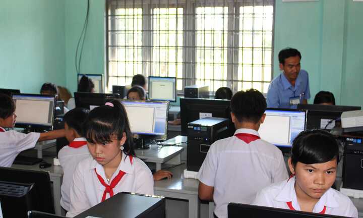 Trao 'Học bổng STF – PHẠM PHÚ THỨ' tại Bến Tre