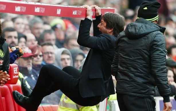 Antonio Conte 'quẩy' nhiệt, Arsene Wenger tiếp tục bị phản đối