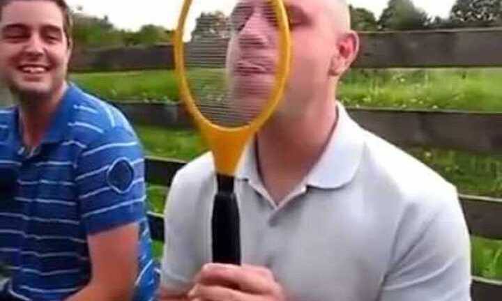 Clip: Chàng trai nghịch dại lè lưỡi liếm vợt muỗi điện