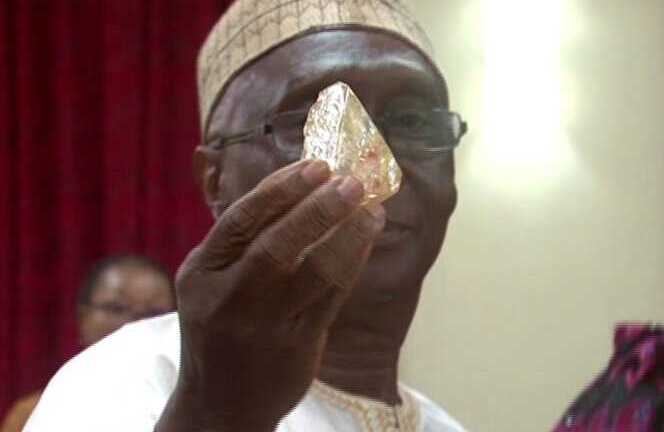 Cận cảnh kim cương khổng lồ 706 carat mới được tìm thấy ở châu Phi