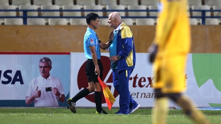 Cận cảnh màn 'nổi đóa' của ông thầy vô địch Champions League ở Hàng Đẫy