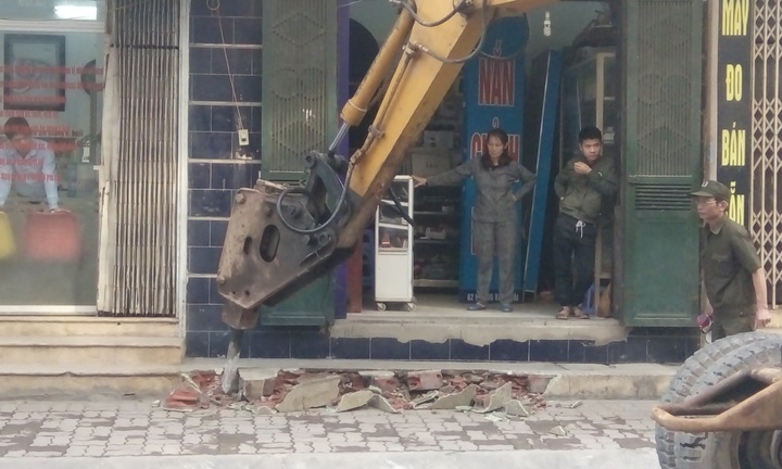 Hà Nội dẹp 'cướp' vỉa hè: Máy phá bê tông đập bỏ hàng nghìn bậc tam cấp