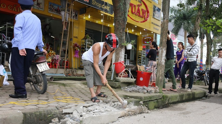 Dân Hà Tĩnh tự động tháo dỡ phần lấn chiếm vỉa hè
