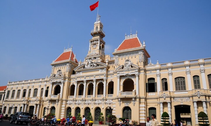 Cận cảnh tòa nhà có bậc tam cấp không thể phá ở TP.HCM