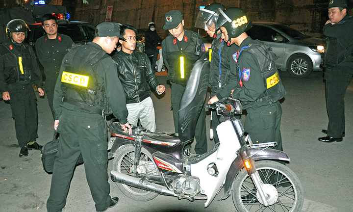 Chạy chốt 141, hai nam thanh niên tông cảnh sát cơ động bất tỉnh