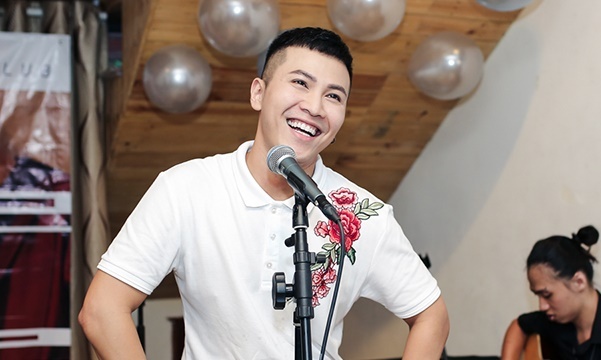 Mai Tiến Dũng cười tít mắt trong buổi họp fan đầu tiên