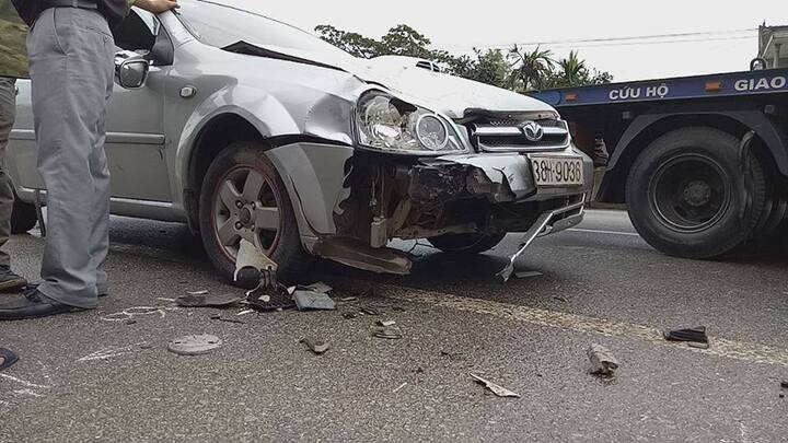 Xe máy tông ô tô, 3 mẹ con thương vong trên đường đến trường