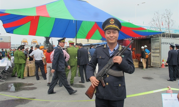 Video, ảnh: Hải quan Hải Phòng trang bị súng AK canh gác kiểm đếm 2 container tiền chất ma túy cực độc