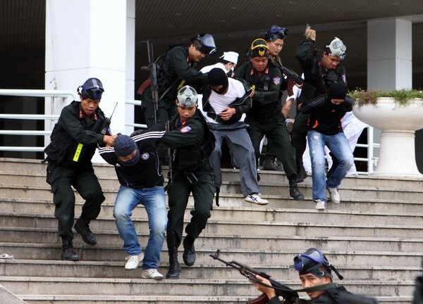 Video: Súng nổ liên hồi bắt xe Fortuner chở 100 bánh heroin tại Hòa Bình