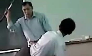 Chào thầy bằng tiếng Anh, nam sinh Cà Mau bị ăn đánh