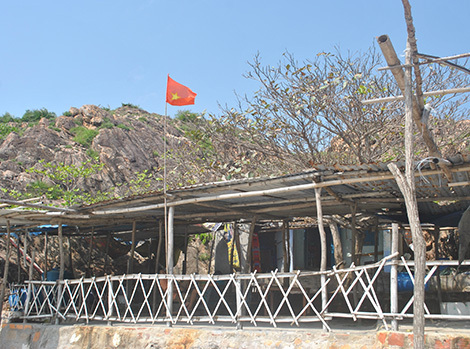 Chuyện lạ về 'bà Robinson' giữ cờ Tổ quốc ở đảo hoang
