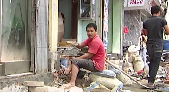 Dân Hà Nội vui vẻ bỏ tiền triệu xây bậc tam cấp thụt vào trong nhà