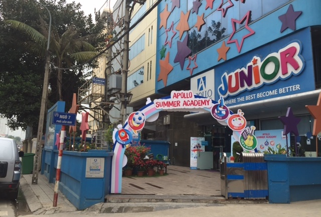 Hàng loạt nhà trăm tỷ đồng 'ăn' hết vỉa hè phố Liễu Giai