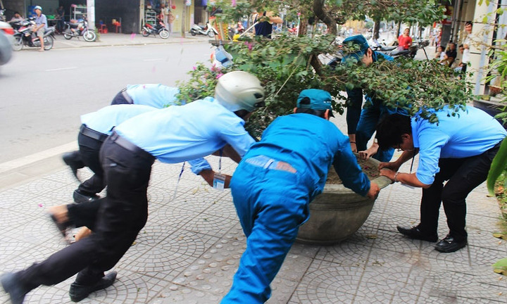 Thành phố Huế cũng rầm rộ vào cuộc dẹp 'cướp' vỉa hè