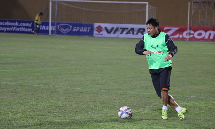 Tuyển Việt Nam rèn thể lực, HLV Hữu Thắng trực tiếp 'thị phạm' cho các học trò