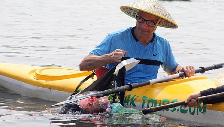 Ảnh: Khách Tây chi 10 USD để được chèo thuyền vớt rác trên sông Hoài