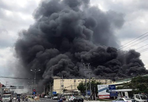 Cháy lớn trong khu công nghiệp ở Cần Thơ: Nhiều chiến sĩ cứu hỏa bị thương