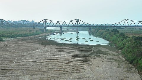 Đau đầu tìm giải pháp 'cứu' sông Hồng đang ngày càng khô cạn